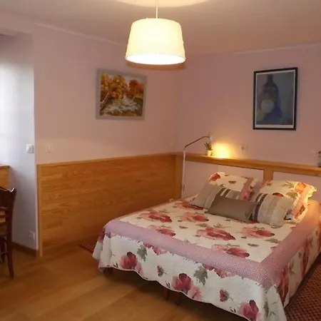 Hébergement de vacances De Caractere Avec Piscine Privee Chauffee Et Wi-fi, Proche Du Parc Des Volcans D'auvergne - Fr-1-742-602